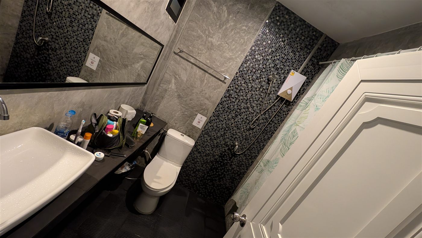Badezimmer im Nitiporn Resort mit Regendusche